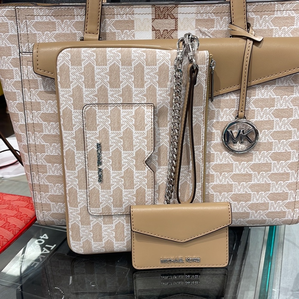 MICHAEL KORS JET SET ITEM LG 2 in 1 CARD CASE & WRISTLET
Camel 

NWT - Picture 3 of 16